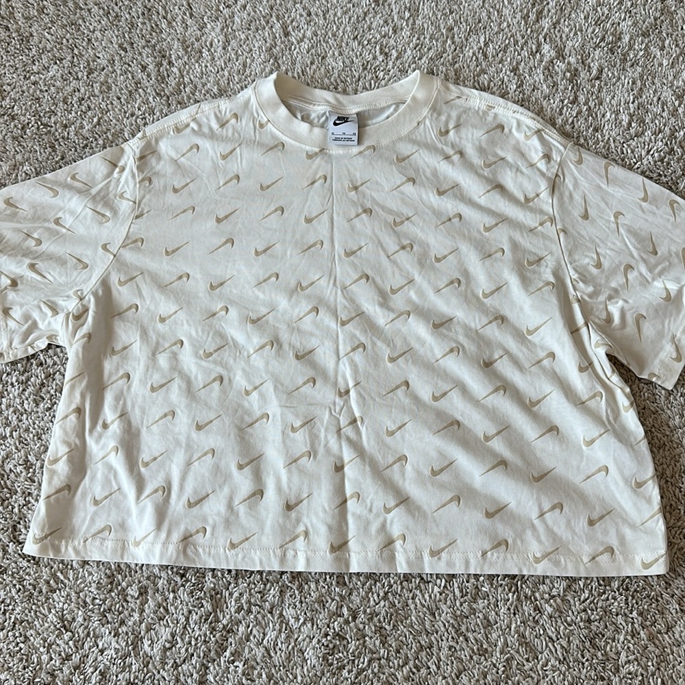 NWOT NIKE TEE